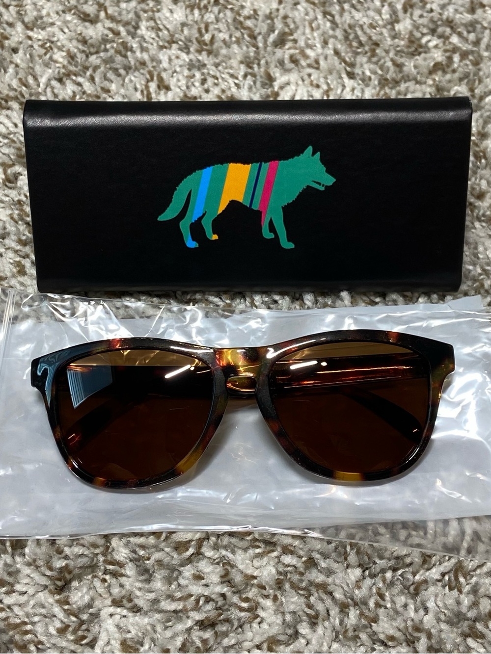 CAESARS REPUBLIC Lake Tahoe Tortoise Shell Wayfarer Style Sunglasses & Case